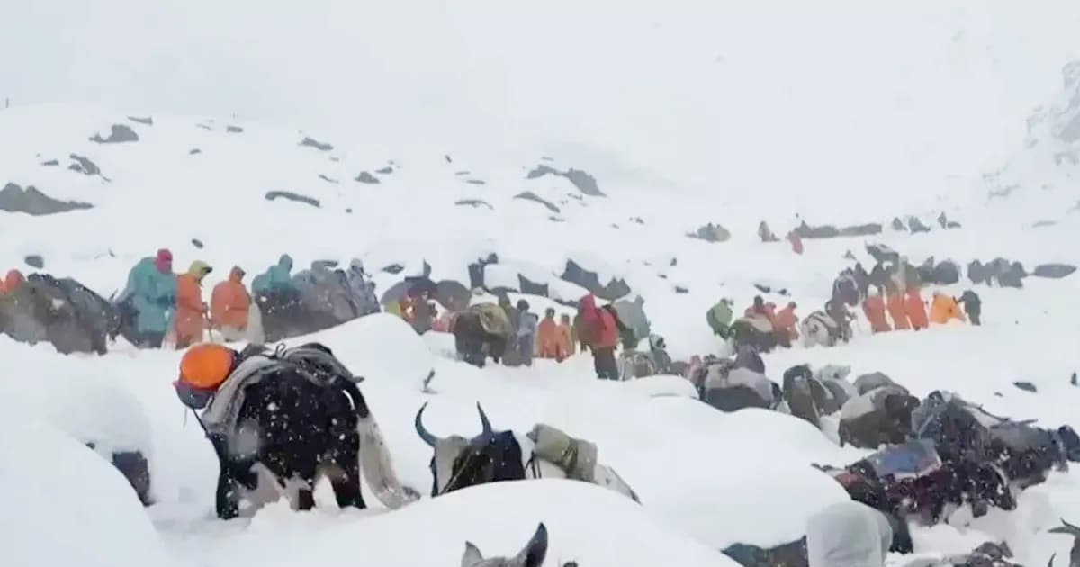 এভারেস্টের পাদদেশে আটকা শতাধিক পর্যটক