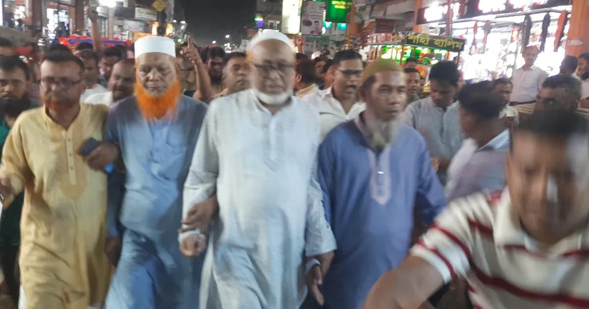 ফুলবাড়ীয়ায় মনোনয়ন পরিবর্তনের দাবিতে করিমের অনুসারীদের বিক্ষোভ