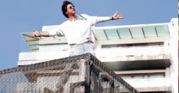 শাহরুখ খানের ছয় দশক পূর্ণ, ভালোবাসায় ভাসছে মান্নাত