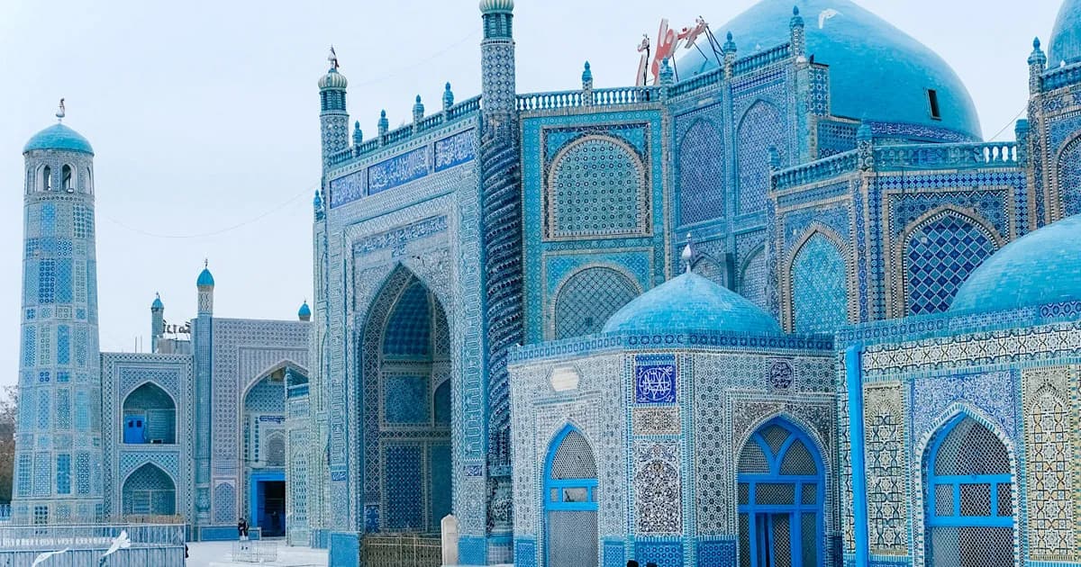 আফগানিস্তানে ভয়াবহ ভূমিকম্পে ক্ষতিগ্রস্ত নীল মসজিদ