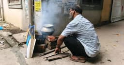 গ্যাস না থাকায় রাস্তার পাশে লাকড়ি দিয়ে রান্না