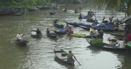 অস্থিরতা পেরিয়ে ভাসমান হাটে আমড়ার জোয়ার