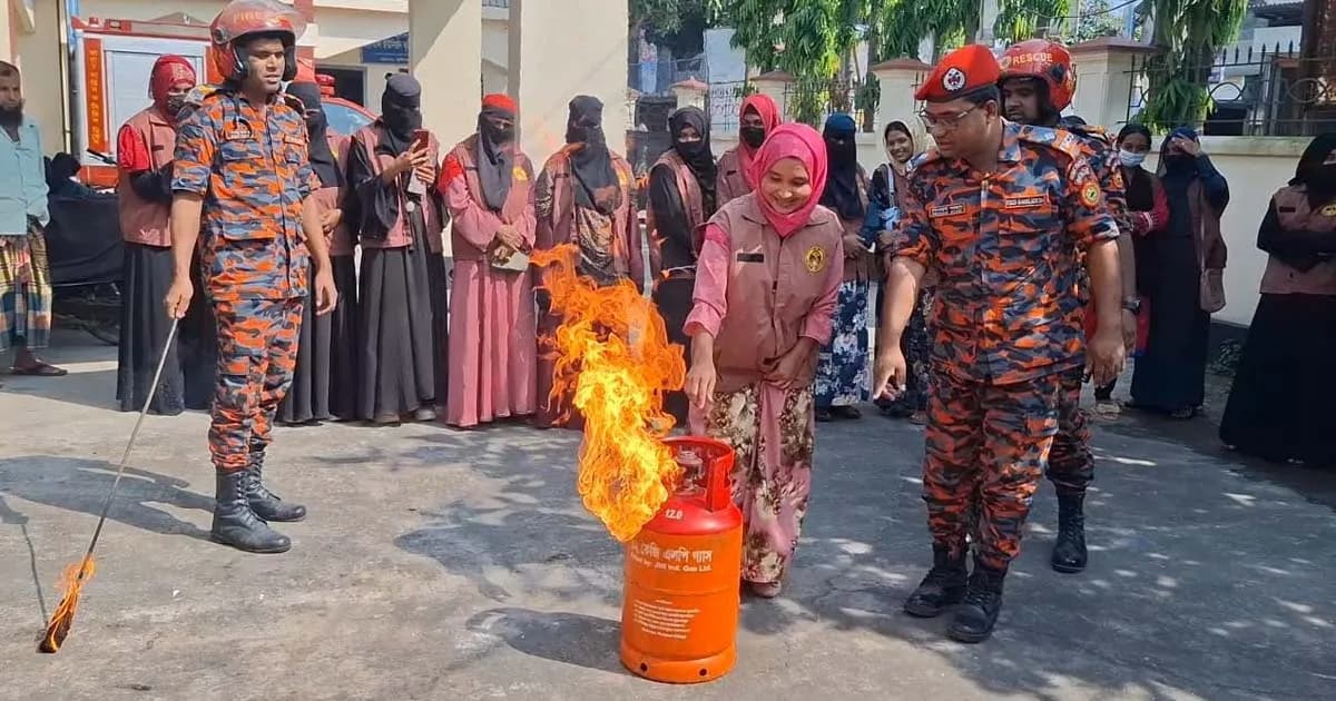 শ্রীনগরে ভিডিপি’র মৌলিক প্রশিক্ষণ উপলক্ষে অগ্নিনির্বাপণ মহড়া