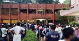 জাকসু নির্বাচনের ফলাফল দ্রুত ঘোষণার দাবিতে শিক্ষার্থীদের অবস্থান