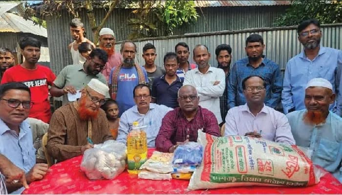 অগ্নিকাণ্ডে ক্ষতিগ্রস্ত আবুলের পাশে কুড়িগ্রাম চর উন্নয়ন কমিটি