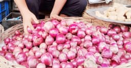 পেঁয়াজের ঝাঁজে ক্রেতার চোখে পানি