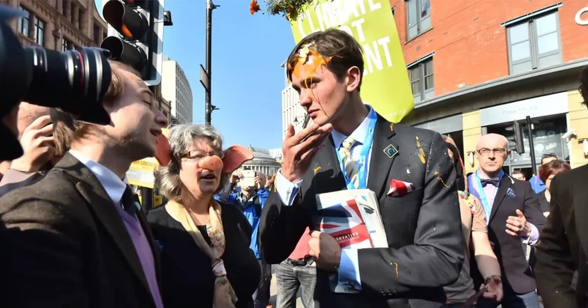 প্রতিবাদের অস্ত্র কেন হয় ডিম, যা বলছে ইতিহাস