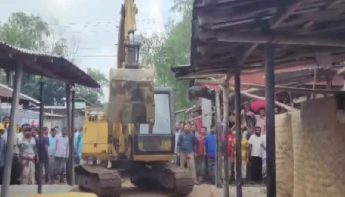 লালমনিরহাটে উচ্ছেদ অভিযানে ১৬০ দোকান গুড়িয়ে দিল প্রশাসন