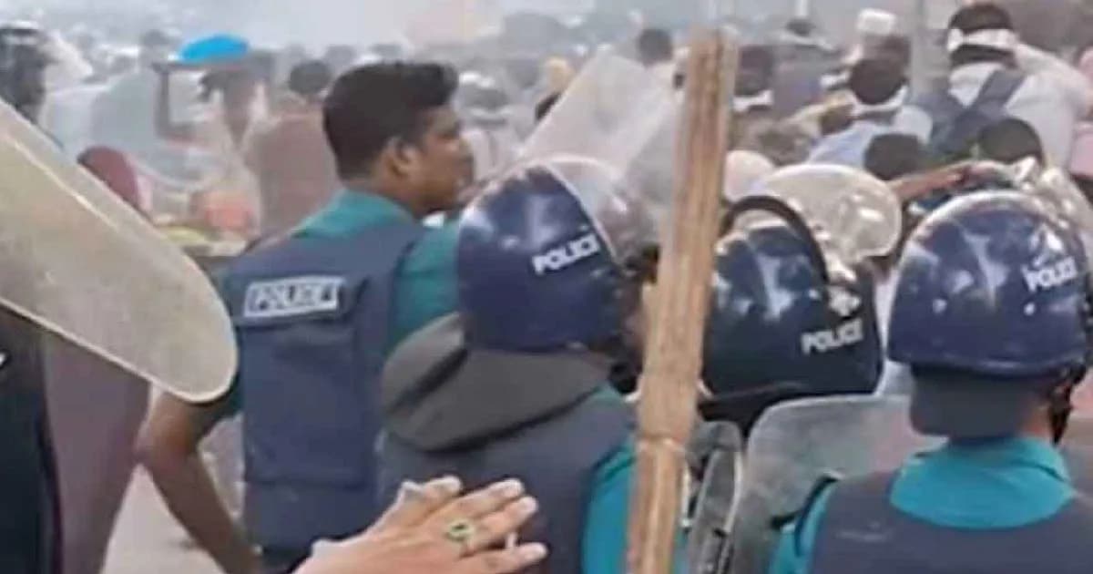 শাহবাগে প্রাথমিক শিক্ষকদের ওপর পুলিশের লাঠিচার্জ, আহত ১২০