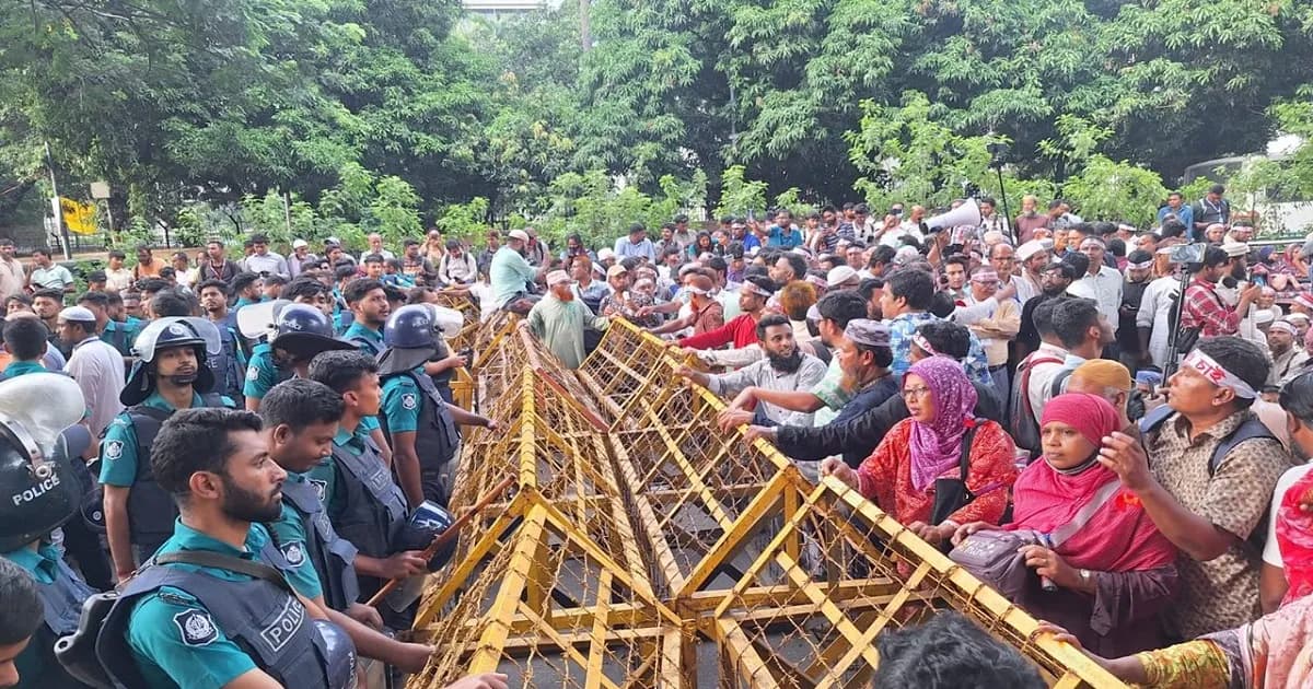 যমুনা অভিমুখে যাত্রায় পুলিশি বাধা, সড়কে বসে পড়লেন শিক্ষকরা