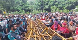 যমুনা অভিমুখে যাত্রায় পুলিশি বাধা, সড়কে বসে পড়লেন শিক্ষকরা