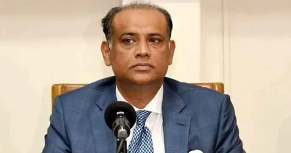 সাবেক মন্ত্রীর চেকে কোটি টাকার লেনদেন, কর্মকর্তা আটক