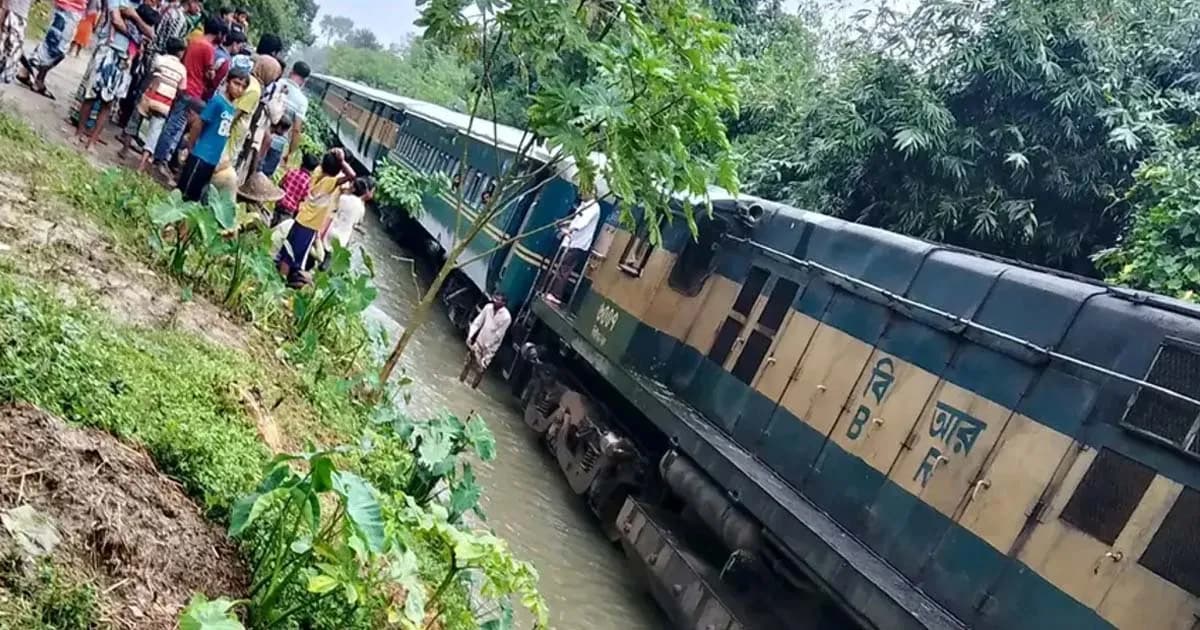 রেললাইনে হাঁটু পানি, ২ ঘণ্টা বিলম্বে ছাড়লো ট্রেন