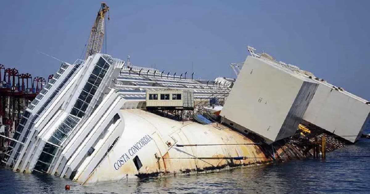 বান্ধবীর কাছে হিরো সাজার চেষ্টায় ডুবিয়ে দিলেন জাহাজ