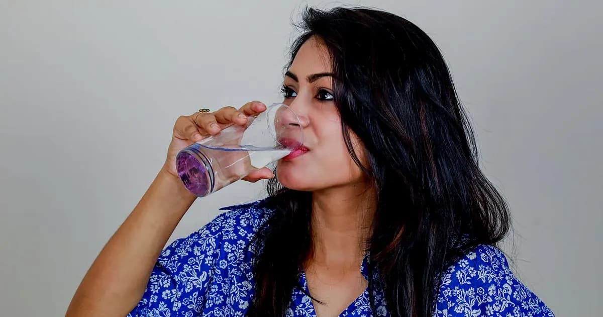 খালি পেটে সকালে পানি খেলে শরীরের কি হয়, জেনে নিন