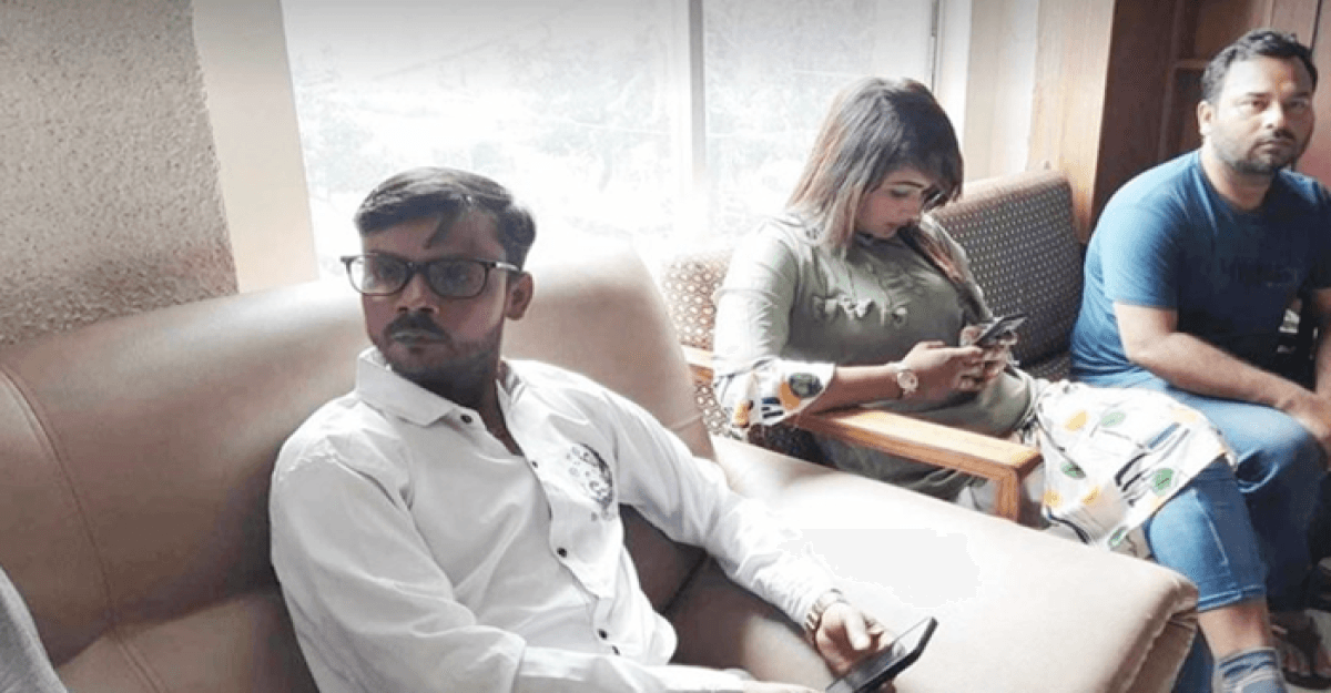 বইমেলায় তাড়া খেয়ে এবার ডিবি কার্যালয়ে হিরো আলম