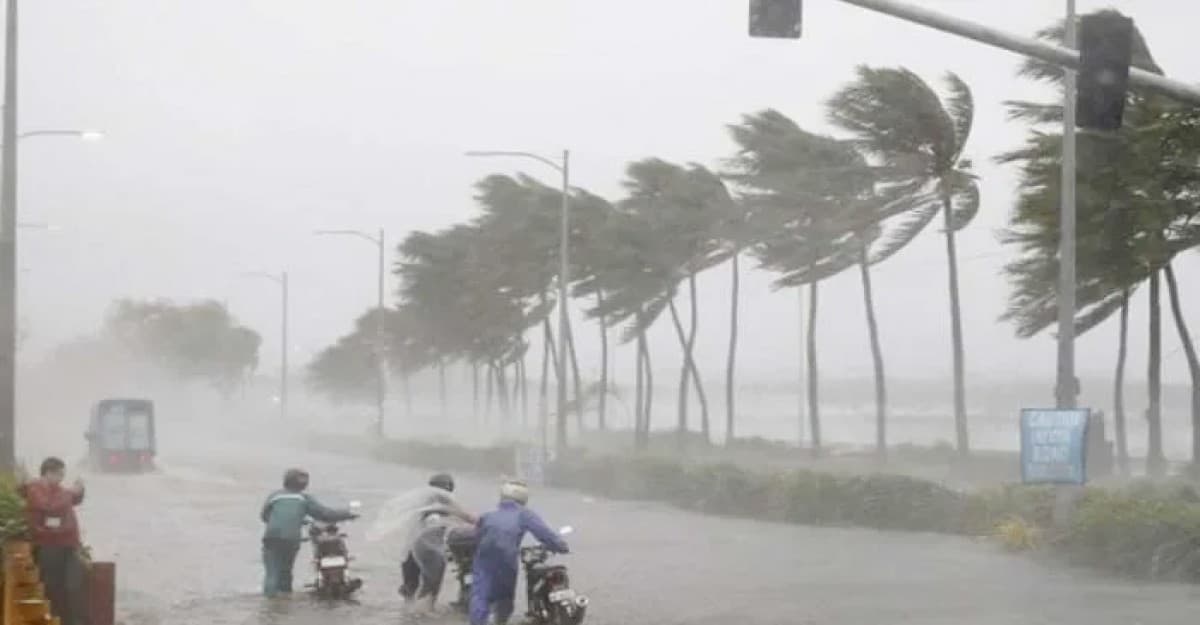 ভয়ঙ্কর গতিতে ধেয়ে আসছে ঘূর্ণিঝড় ‘রিমাল’