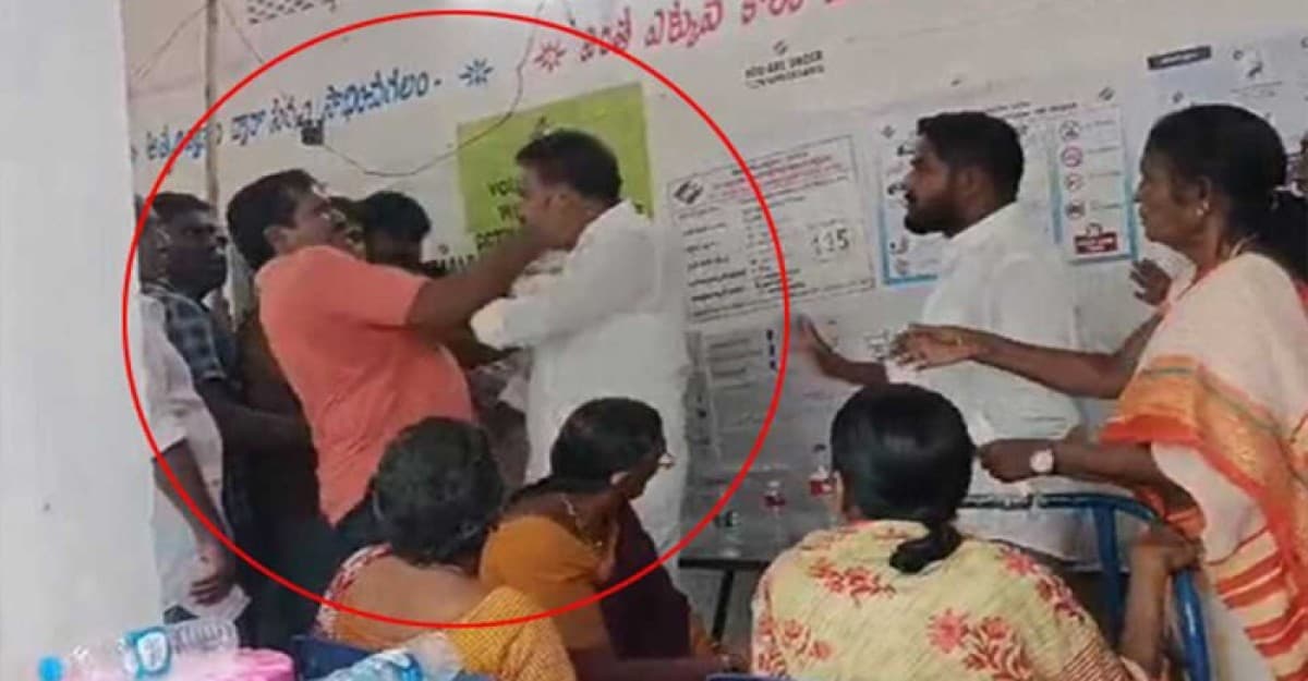 ভোটারকে থাপ্পড় মারায় এমপির গালে পাল্টা থাপ্পড়!