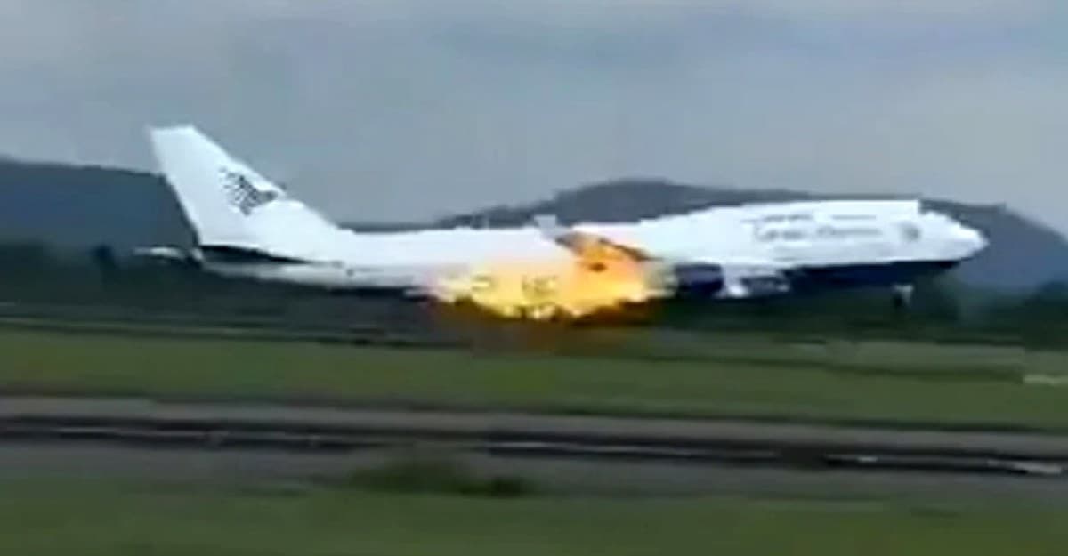 ৪৬৮ হজযাত্রী বহনকারী বিমানে আগুন, জরুরি অবতরণ